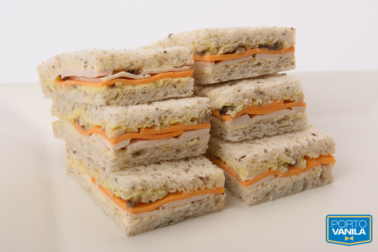 Sándwich de pollo al curry en pan de semillas (6 unidades)